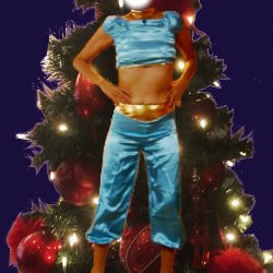 青いベリー衣装の衣装でクリスマスツリーをバックに立っている
