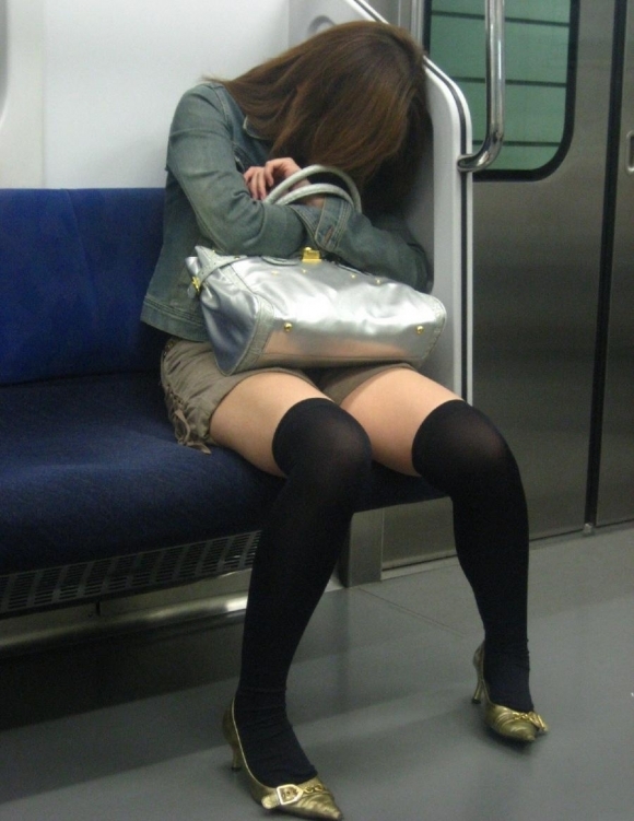 電車の中でエロい脚を晒してる女の子ってなんなん？ｗｗｗｗｗｗｗ【画像30枚】05_201809241740454da.jpg