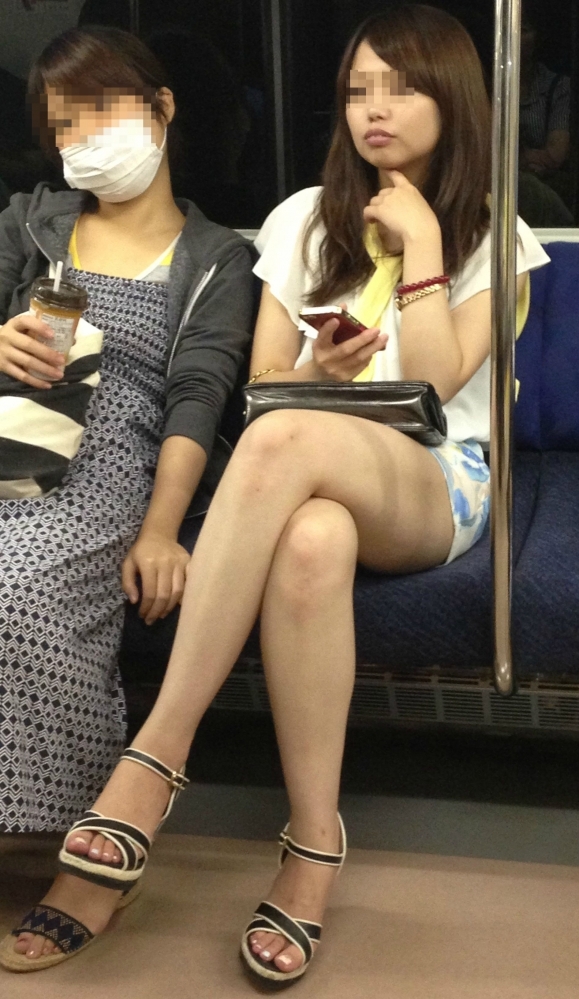 こんなエロい脚を晒して電車に乗る女の子って男泣かせだわｗｗｗｗｗｗｗ【画像30枚】07_20181220010311775.jpg