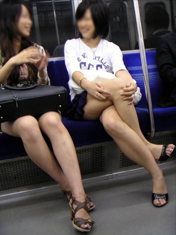 電車に乗ってる時間がとても楽しくなる女の子のエロい脚！ｗｗｗｗｗｗｗ【画像30枚】11_2019030215251525c.jpg