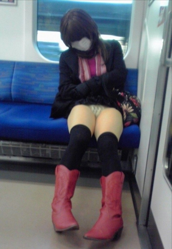 電車の中でエロい脚を晒してる女の子ってなんなん？ｗｗｗｗｗｗｗ【画像30枚】16_20180924174220693.jpg