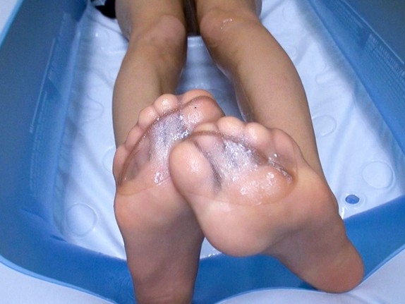 ローファーで蒸れた女子校生のパンスト足裏で足コキされ大興奮の脚フェチDVD画像2
