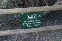 保護区のフェンスと注意書き