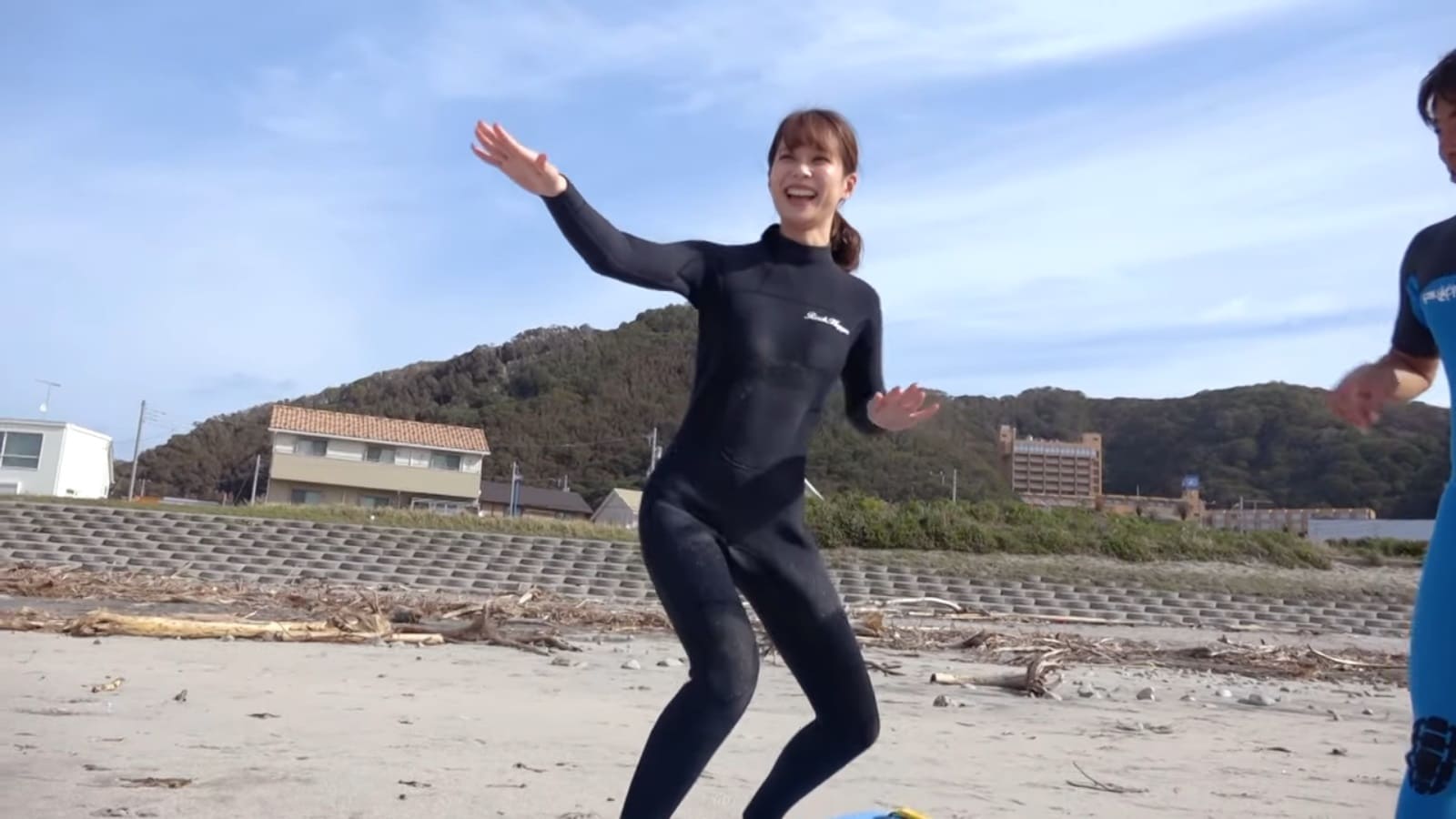 【鈴木唯】女子アナがボディラインくっきりウェットスーツでサーフィン初挑戦テイクオフ
