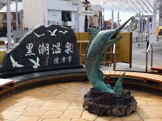 焼津駅前のカジキ像