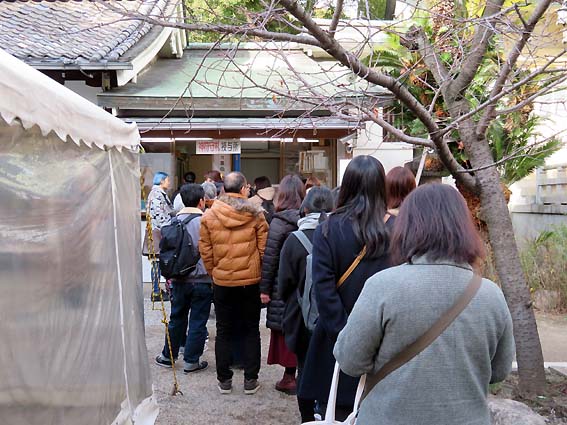 難波八阪神社の御朱印待ちの列