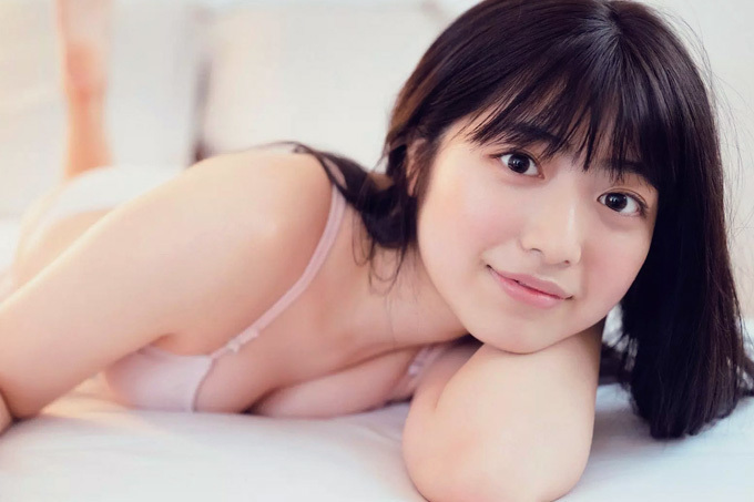 吉田莉桜　“天使すぎる顔面”のコがセクシーに挑戦！