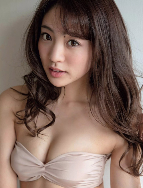 高校生時代から「モグラ」だった志田友美(２２)が久々のセクシーグラビア。