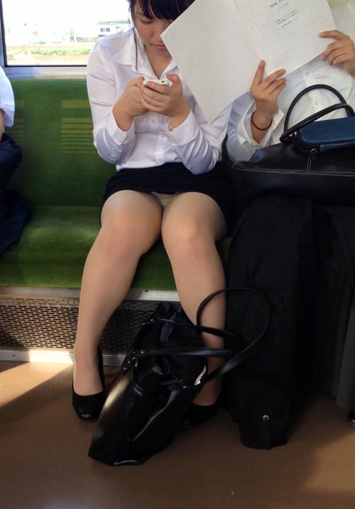 【対面パンチラ】電車の対面に座ったお股ゆるゆるの素人パンチラ画像39枚
