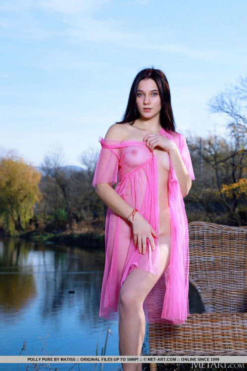 透き通る色白美肌、ピンク過ぎる乳首。湖のほとりに全裸で佇む19歳のウクライナ美少女…そのヌードがもはや芸術の域ｗｗ # 外人エロ画像