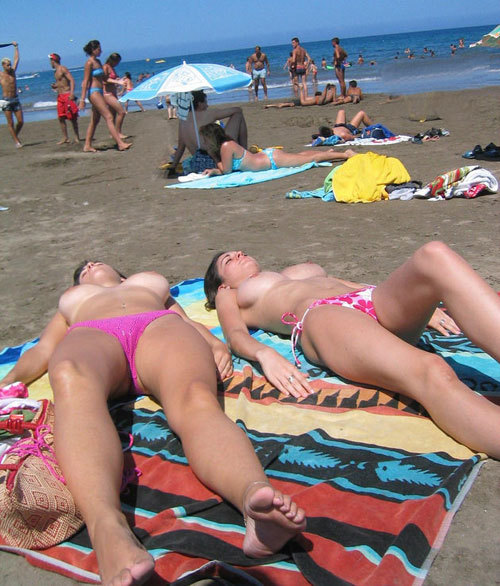 ヌーディストビーチで見つけた生唾ごっくんの巨乳の外国人美女　画像24枚