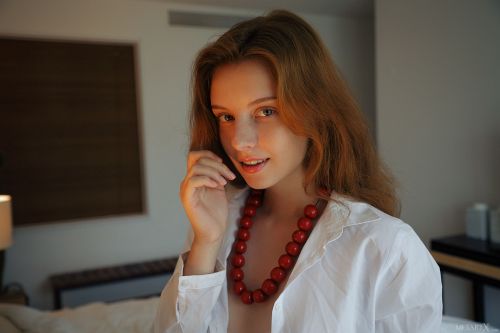 Sienna - LADY IN RED 01
