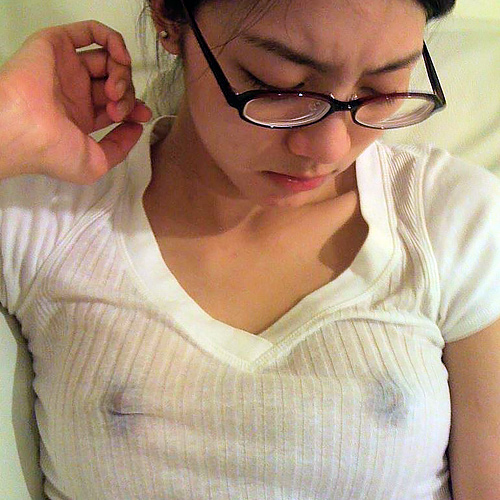 ノーブラTシャツで乳首透けさせてるエロ画像