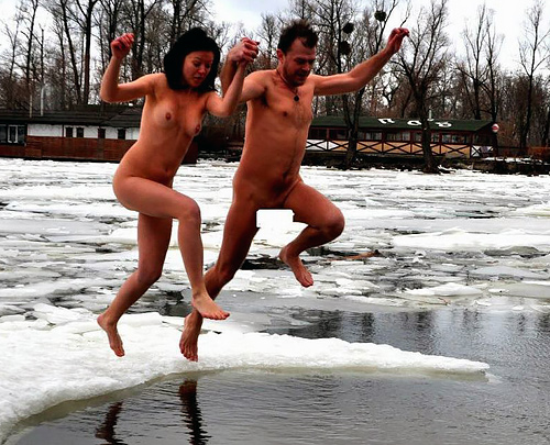 【寒中水泳エロ画像】海外陽キャさんの度胸試し！？ガチで死人がでそう…凍った川に全裸で飛び込む寒中水泳ｗｗｗ