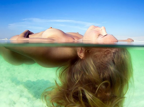 【画像】全裸で水面に浮かぶ女性、みんな共通してお○ぱいがエ□いｗｗｗｗｗｗｗ