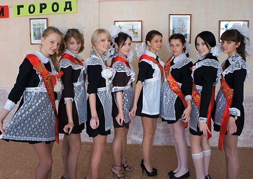 ロシアJKの卒業式…ミニスカのメイドだらけで盗撮する気持ちもわかるわｗｗｗｗｗ（画像あり）