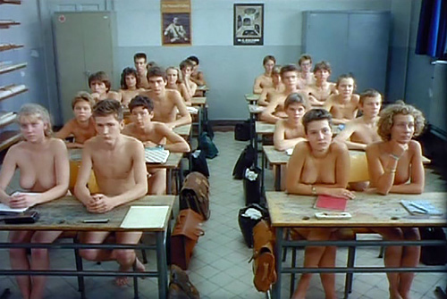 全裸で学校の授業を受ける生徒たちが撮影される。何の宗教なの？？ｗｗｗｗｗ（エ□画像）