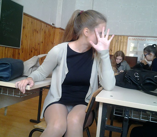 ロシアの学校で撮影された女子生徒の画像。。男子はガチで勉強どころじゃないｗｗｗｗｗｗ（エ□画像）