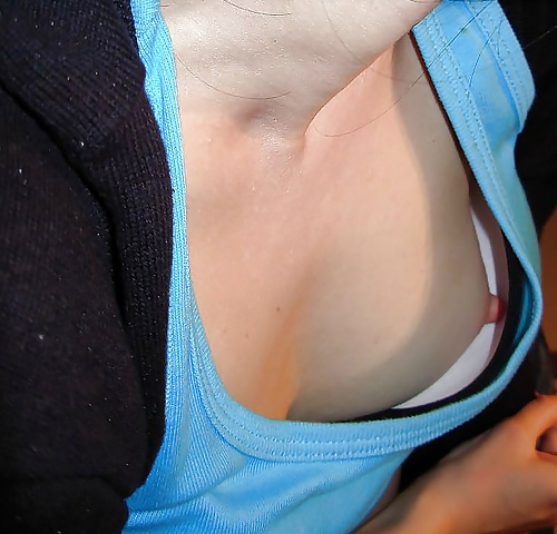 【胸チラ盗撮エ□画像】胸元から見えちゃってる乳首や乳輪を激写…無防備で油断し過ぎだろｗｗｗ