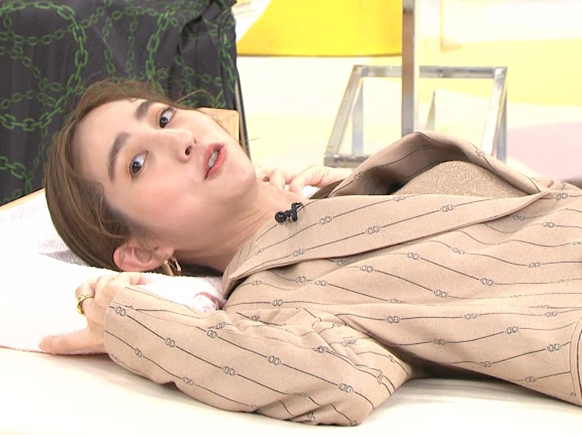 堀田茜　寝たところのおっぱいのエロいふくらみキャプ・エロ画像