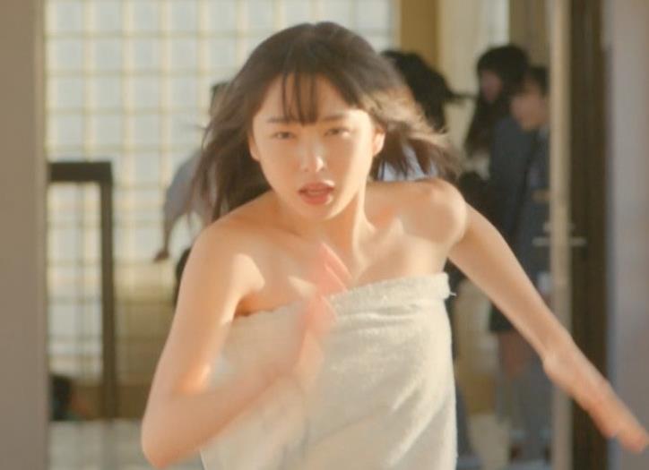 桜井日奈子　裸タオル。胸が無いキャプ・エロ画像