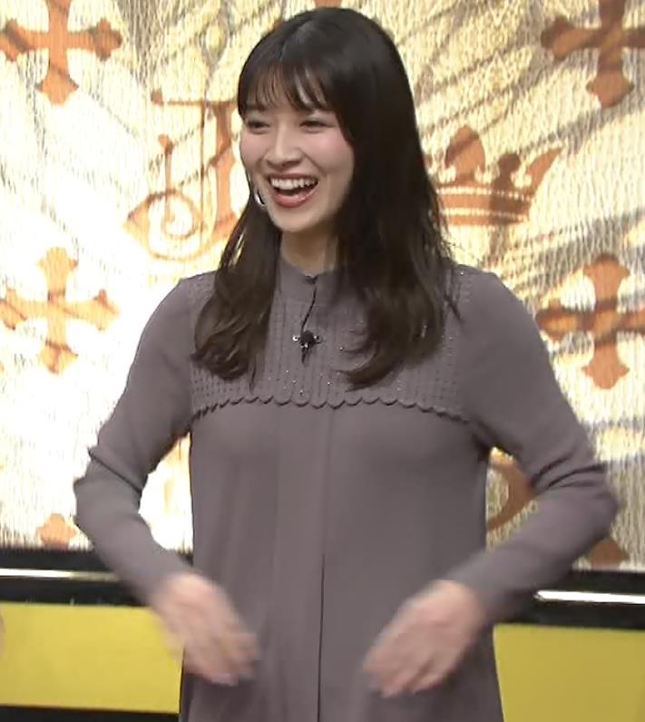 山本里菜アナ　スカートがめくれるハプニングキャプ・エロ画像２