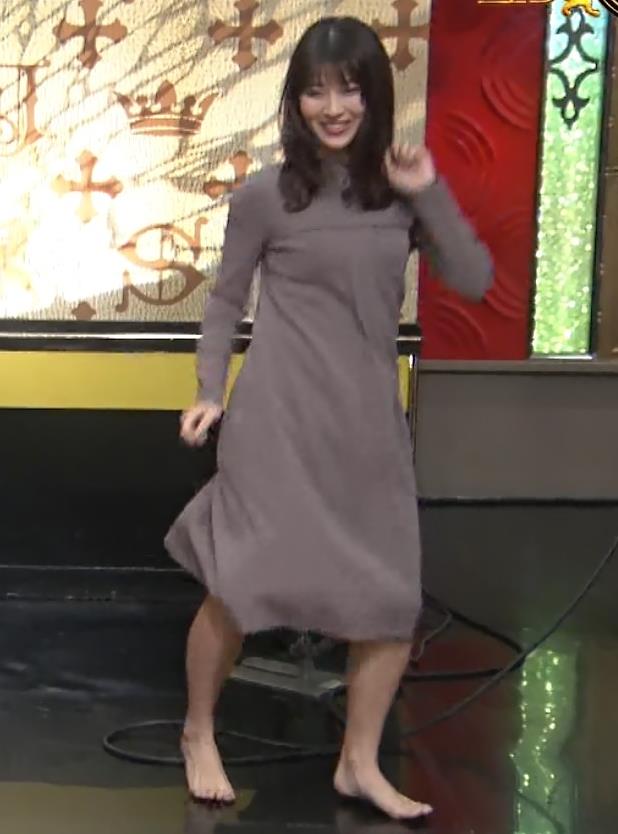 山本里菜アナ　スカートがめくれるハプニングキャプ・エロ画像６