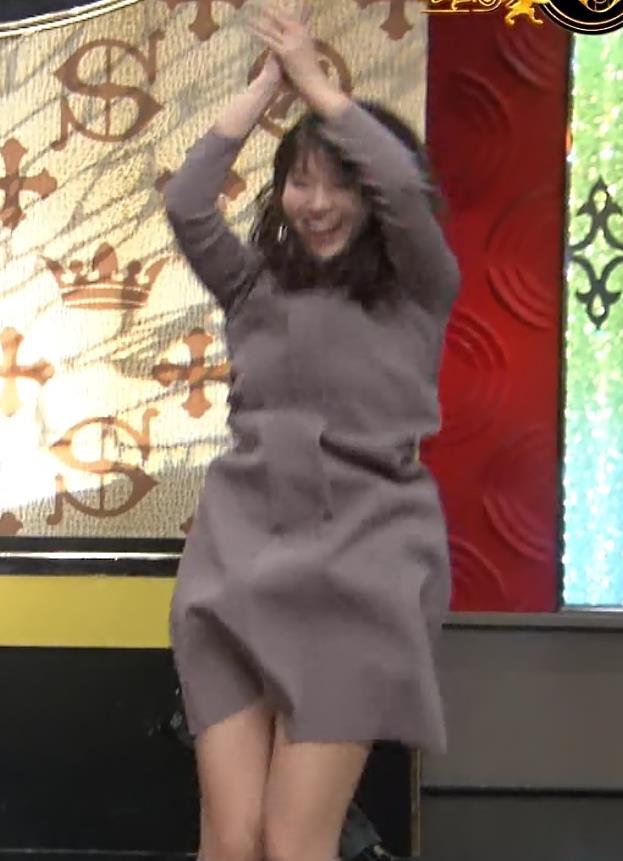 山本里菜アナ　スカートがめくれるハプニングキャプ・エロ画像８